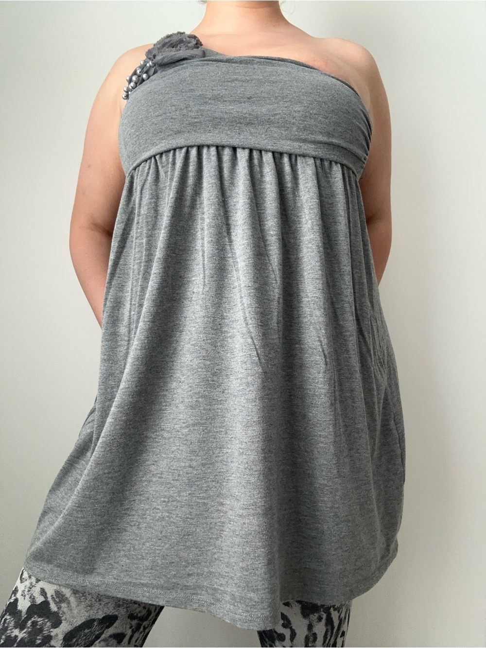 2010s one shoulder floral appliqué babydoll top